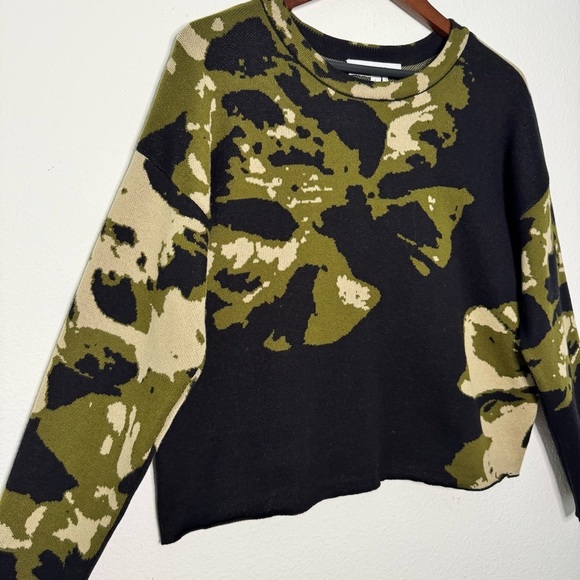 DKNY women Cropped Camouflage knit Sweater size L NWT $89 - Picture 3 of 9